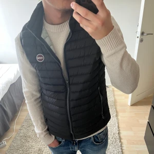 Colmar väst - Säljer min Colmar dunväst då den inte kommer till användning längre. Den har en liten defekt vid kragen som man kan se på sista bilden.