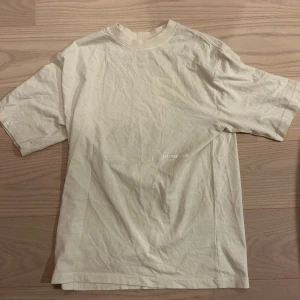 Vit t-shirt från Yoke i bomull XS - Snygg vit t-shirt från Yoke i storlek XS. T-shirten är i mjuk bomull med klassisk passform och korta ärmar. Minimalistisk design med liten textdetalj på bröstet. Perfekt för en clean och stilren look. Den är oversized så passar m om man inte vill ha de overzised. Helt ny aldrig använt.