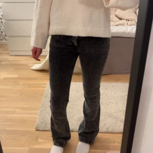 Svarta jeans - Säljer dessa svarta lågmidjade bootcut jeans💗 Perfekta nu till hösten och passar till typ allt! Några små slitningar som man kan se på de sista bilderna men det är inget man tänker på🥰 pris kan diskuteras!!