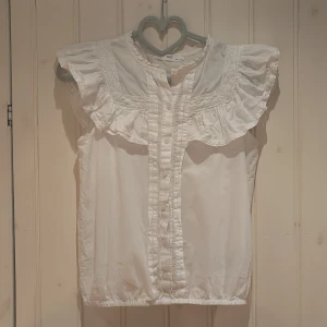 Vit blus med volang  - Supersöt vit blus från M&S med volangdetaljer. Blus är använd fåtal gånger och tyder inte på användning då det inte finns några defekter. Blusen är i storlek 12-13 år, men på bild 4 har jag på mig den som vanligtvis har storlek xs-s💕💕