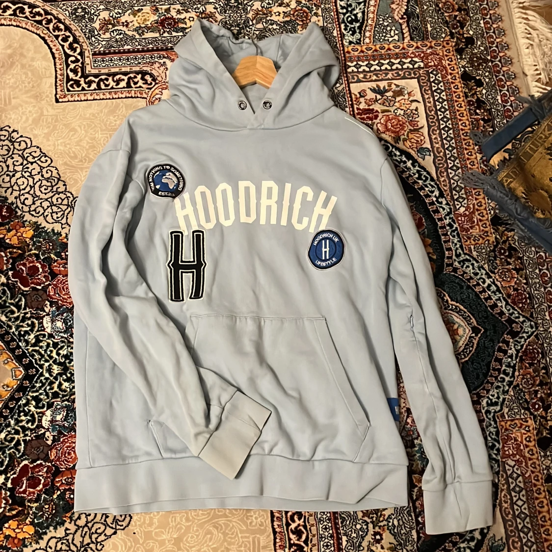 Ljusblå hoodie från Hoodrich - 2