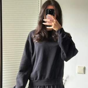 Svart sweatshirt från Gina Tricot, S - En svart, basic sweatshirt från Gina Tricot i storlek S. Tröjan har rund hals, långa ärmar och ribbade muddar. Mjuk insida i fleece och en loose fit som ger en chill vibe. Perfekt till jeans eller mjukisbyxor.