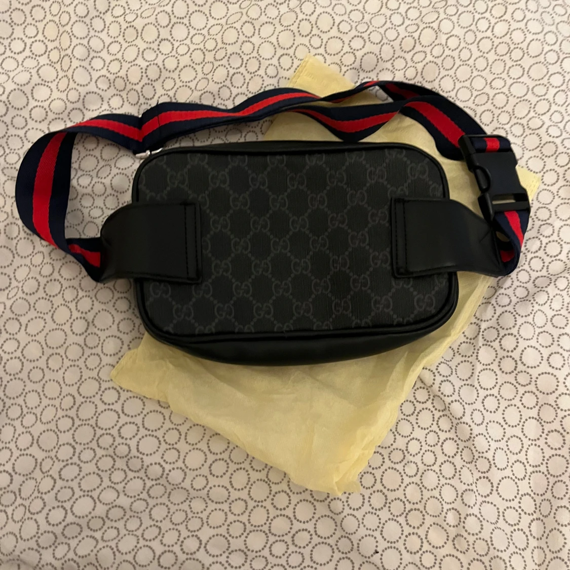 Svart axelväska från Gucci med GG-mönster - 2