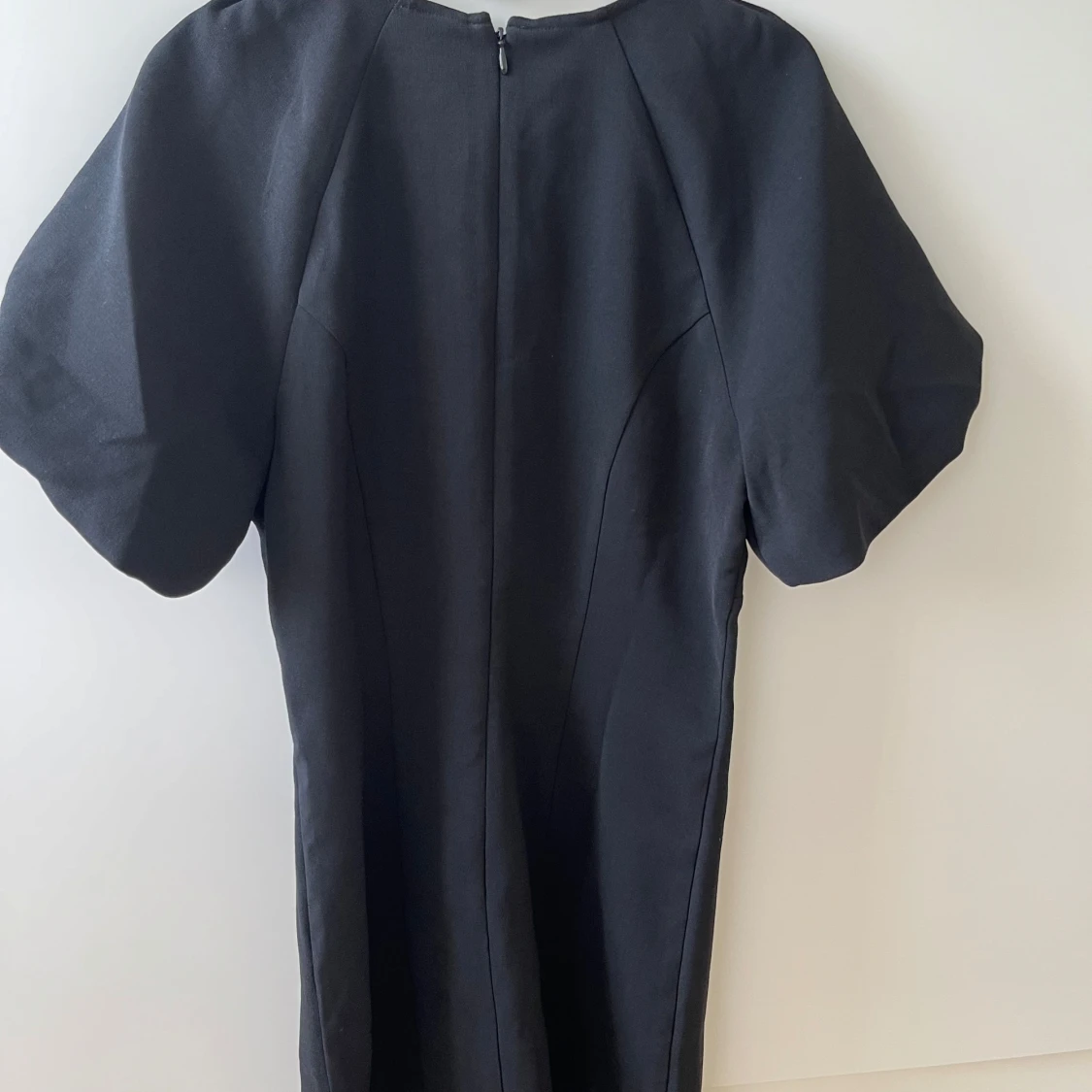 Svart kort klänning med puffärm H&M - 4