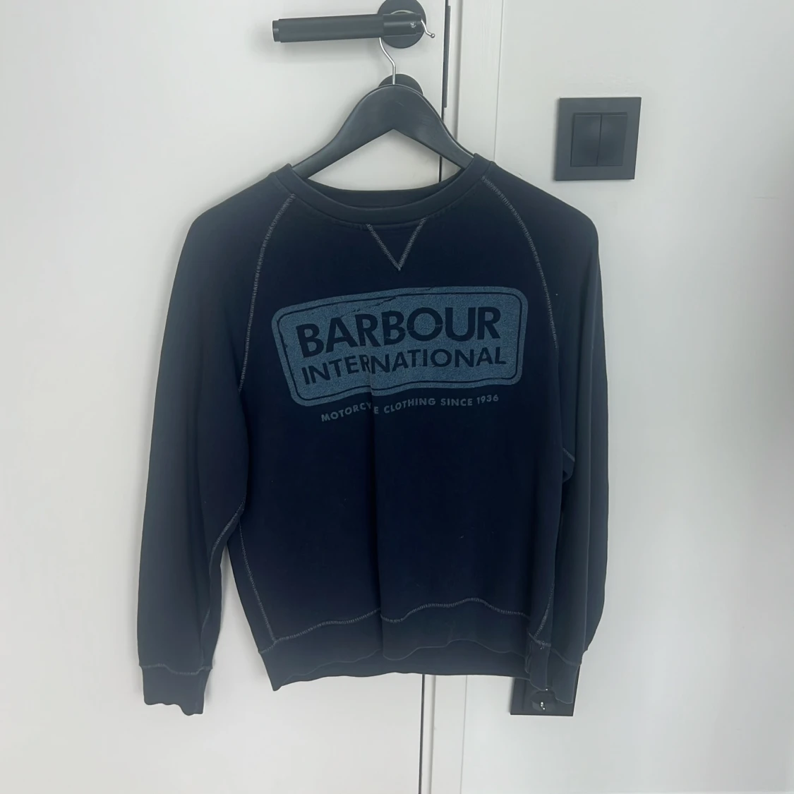 Mörkblå sweatshirt från Barbour