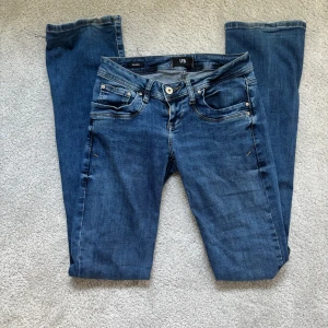 Blå jeans från LTB med raka ben - Säljer ett par klassiska blå jeans från LTB i modellen valerie. Superfina nu till hösten/vintern🍁jeansen har en lite slitning längst ner men verkligen inget som man tänker på🫶🏻ny pris 799kr