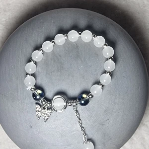 Pärlarmband med fjärilsberlock - .