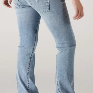 True religion  - Säljer nu mina absoluta favoriter pga att de är för stora för mig. Använda men superfint skick/ inga större defekter. De är uppsydda så de passar perfekt på någon mellan 160-170cm.  Dm för bilder eller om du är intresserad💓💓