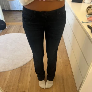 LTB JEANS  - Säljer ett par mörkblå jeans från LTB med klassisk femficksmodell och bootcut. Jeansen har low rise och sitter snyggt längs benen utan att vara för tighta. Perfekta till sneakers eller boots och funkar året runt. Storlek 29/36. Modellen på bilden är 180 cm.
