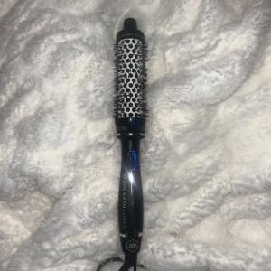 Björn Axén Tools OBH Nordica Varmluftsborste - Björn Axén Tools Magic Style Brush 30mm.  Denna borste är perfekt för att få den där grymma blowout looken  Säljer då jag har köpt en i större storlek  Kan mötas upp i Västerås och Uppsala 