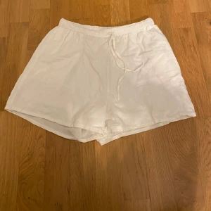 Vita linne-shorts med snörning - Fräscha vita shorts från Cubus i storlek 158, tillverkade i mjukt linne. De har elastisk midja med snörning framtill för skön passform och en loose siluett. Perfekta för varma sommardagar och chill häng. Enkla att matcha med t-shirt eller hoodie.