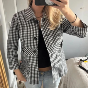 Rutig höstjacka - Perfekt till hösten! står ingen storlek men typ xs/s