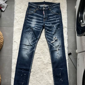 Dsquared2 blå jeans med slitningar - Säljer ett par blå jeans från Dsquared2. Mycket bra skixk. 28/32. Passar 175-180cm. 