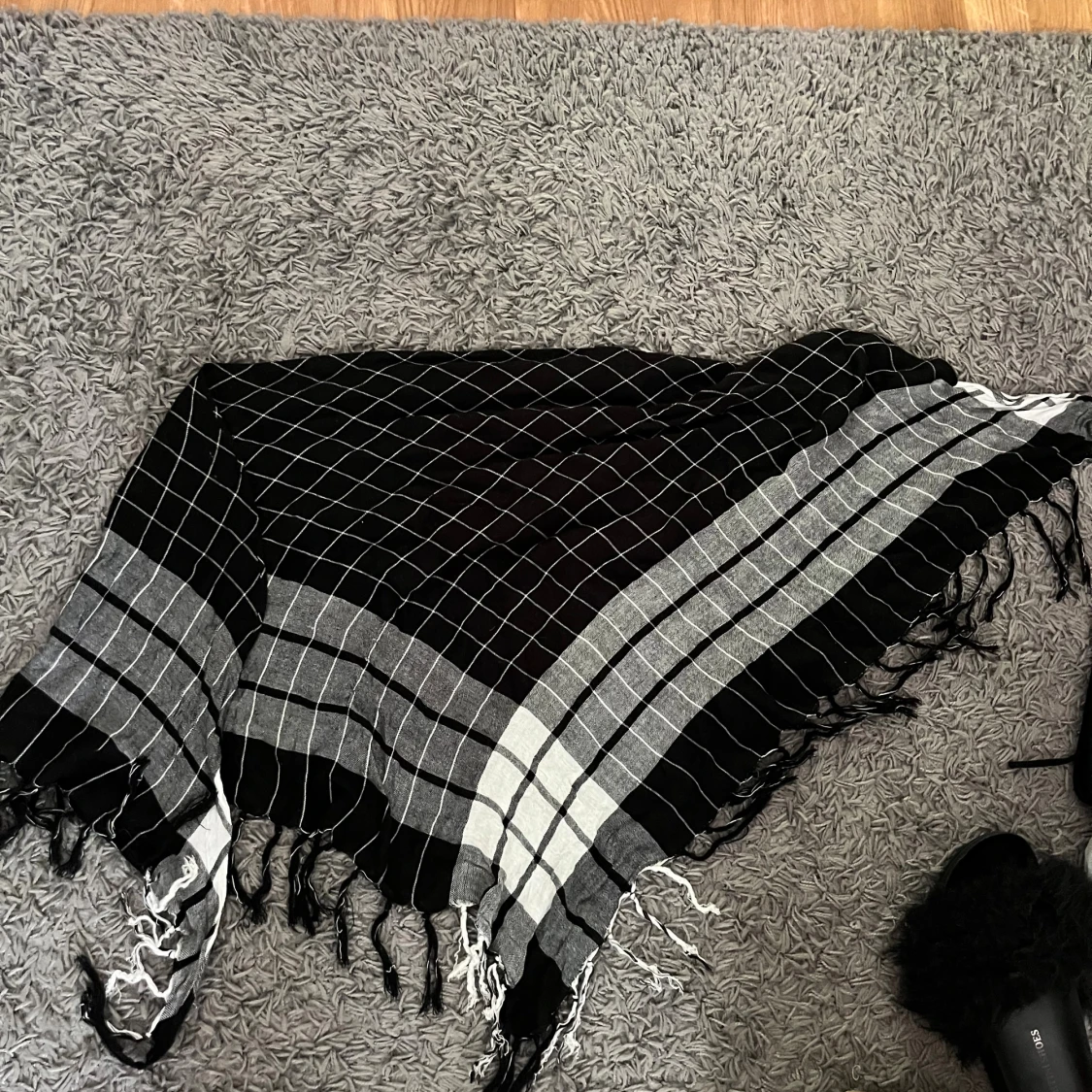 Svart och vit rutig halsduk med fransar - 1