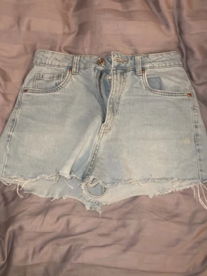 Ljusblå denimshorts från LAB Industries - Säljer ett par ljusblå denimshorts från LAB Industries.  Shortsen har knapp och dragkedja framtill och är perfekta för sommaren