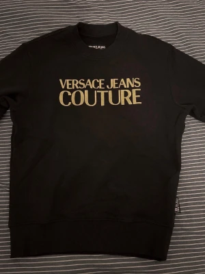 Tröja - Använd 1 gång så den är som ny, skick 9,5/10 absolut inga defekter alls inte ens minsta lilla tecken på användning. Skriv om ni vill köpa, jag fraktar och möts upp i Stockholm.