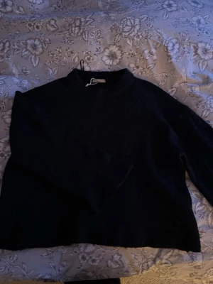Svart stickad tröja från Ginatricot  - Mysig svart stickad tröja från Ginatricot med breda ärmar ner till💕