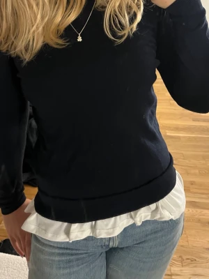 Stickad tröja uniqlo - Mörkblå Stickad tröja från uniqlo i storlek M