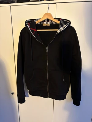 Svart burberry hoddie. - Säljer den för den är för liten för mig. Skriv vid funderingar, pris kan diskuteras vid snabb affär.👍