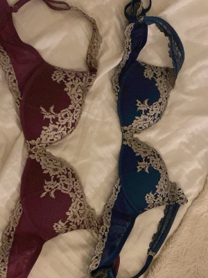 Intimissmi bh:ar push up modell  - Säljer dessa då jag letar efter mer neutrala färger ! Mycket fint skick båda två ! Går att köpa stycket för eller tillsammans för runt 600, men priset går självklart och diskutera och byte med båda mot en svart eller mörkblå är med av intresse 