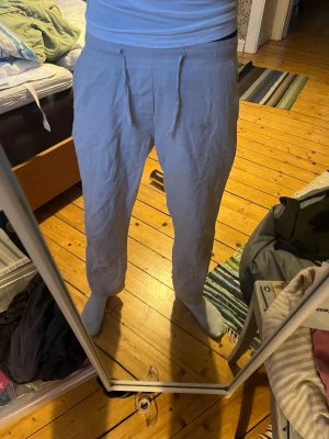 Beiga linnebyxor från Jack & Jones - Säljer ett par beiga linnebyxor från Jack & Jones med relaxed fit och dragsko i midjan. Byxorna har elastisk midja, raka ben och sidofickor. Perfekta för chill dagar och riktigt sköna under sommaren tack vare det tunna linnematerialet.