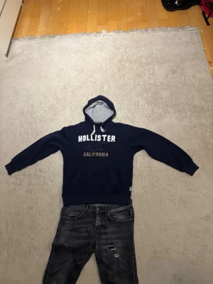 Hoodie från Hollister - Säljer denna feta hoodie från Hollister med riktigt snyggt tryck. Superskön och mjuk! Fråga vid fundering