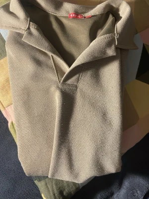 Ryvls långärmad piké  - En snygg långärmad piké från Ryvls i storlek 146-152