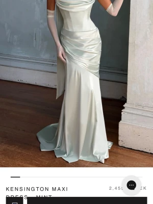 Babyboo mintgrön balklänning - Väldigt fin klänning som verkligen snatchar i midjan. Den är också väldigt lång vilket jag vet att många klänningar från babyboo inte är. Nypris är 2500 + frakt från babyboo. Denna är inte använd. Halsduk och vantar ej inkluderade