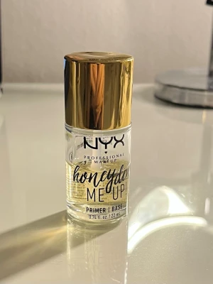 NYX Honey Dew Me Up Primer - Perfekt för att skapa en fräsch bas innan sminket. Flaskan rymmer 22 ml.