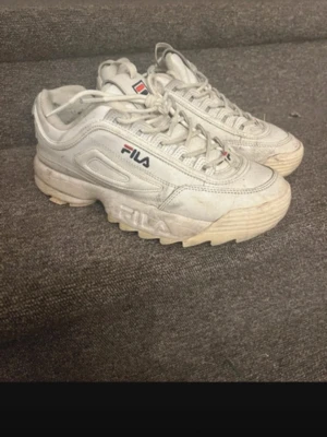 Fila skor  - Fila skor i använd skick . En tvätt så blir de lite renare . Har mycket kvar att ge .