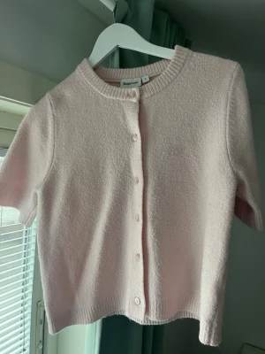Stickad tröja Kappahl - Kort, ljusrosa stickad tröja från Kappahl i storlek S. Lite nopprig men ser ut som en del av designen! 🩷