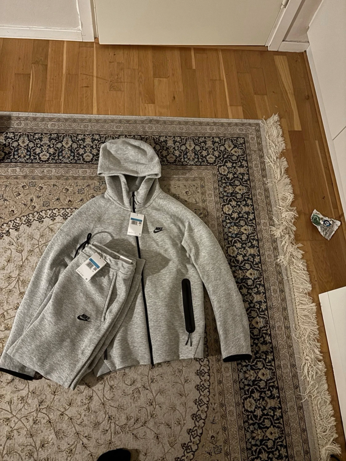 Grå mjukisbyxor från Nike med svarta detaljer - 1