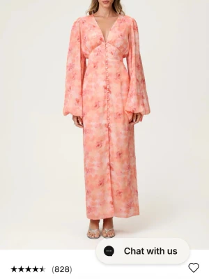 Lång blommig klänning med v-ringning - Säljer min adooreklänning då jag har flera, storlek 38 men liten i storlek, jag har vanligtvis 36/38. Perfekt till sommaren och studentmottagningar. Bara används endast en gång därav priset, helt som ny! 