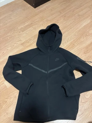 Nike Tech Fleece - Säljer en Nike Tech Fleece i storlek XS i helt nytt skick. Klassisk och populär modell som passar perfekt till vardag och streetstyle. Mjuk, varm och sitter riktigt bra på kroppen.      ✔️ Inga fläckar eller hål ✔️ Äkta Nike ✔️ Snabb affär vid smidig betalning