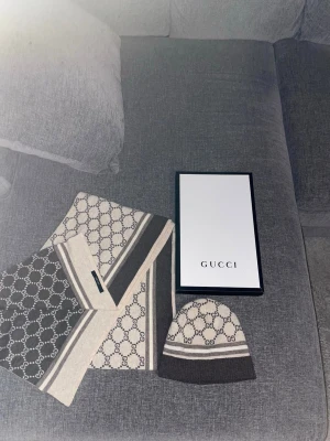 Gucci mössa och scarf - Säljer denna mössa och scarf billigt nu till vintern passa på. Finns att hämta i Stockholm C