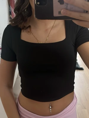 Svart topp med fyrkantig ringning Amisu - Säljer en svart topp från Amisu i storlek M, men passar även mig som brukar ha strl S. Toppen har en snygg fyrkantig ringning och korta ärmar. Materialet känns mjukt och stretchigt🖤Köpt på New Yorker!