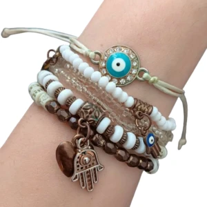 Smyckes bundle - Bundle med 6 armband och 2 halsband för 200 kr, värde 240 kr. Är i fin kvalitet. Säljs ej separat