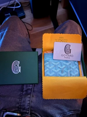 Blå Go.yard plånbok med mönster - Säljer en blå plånbok från Go.yard med deras ikoniska grafiska mönster. Plånboken har flera kortfack och är tillverkad i skinn med tryckt logga och adress. Kommer i original ask och med gul putsduk.