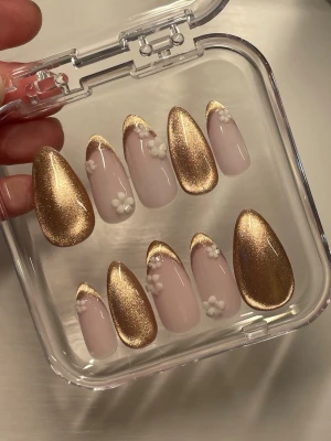 Fina Press on-naglar  - Säljer ett set press on-naglar i mandelform med skimrande cat eye och nude bas. Kommer i genomskinlig ask. Perfekt för dig som vill ha unika och glamorösa naglar. Se storlek på sista bilden.