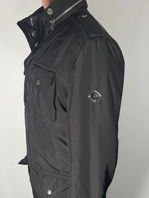 J.Lindeberg field jacket  - Säljer en riktigt snygg och trendig J.Lindeberg field jacket i fint skick, storlek M, vid frågor är det bara att skriva //Gramenti