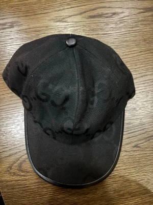 Svart keps  - Svart keps med GG på, kepsen är knappt använt och är exakt som ny. Har ej kvitto (priset kan diskuteras)