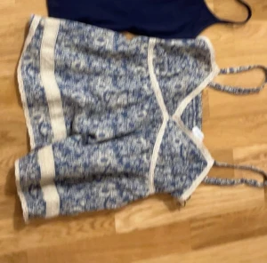 Blåvit blommig linnetopp med spets - Söt blåvit linnetopp med blommigt mönster och tunna axelband. Den är från primark i storlek S. Jättefin men kommer inte längre till användning. 