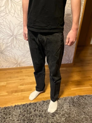 Svarta Weekday jeans straight fit - Säljer ett par svarta jeans från Weekday i modellen Space Relaxed Straight. I storleken 29/30.  Används ej längre men är i bra skick!
