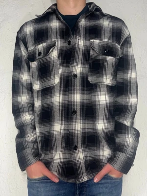 Rutig overshirt från H&M i svart och vitt - Säljer denna snygga rutiga overshirten från H&M i svart och vitt. Priset är tyvärr helt hugget i sten så jag tar inte emot byten på den här overshirten. Den passar dig som är ifrån 170-176. 