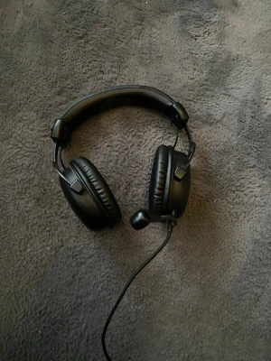 HyperX Cloud Stinger Gaming Headset - HyperX Cloud Stinger är ett kabelanslutet gamingheadset som är i bra skick utan synliga skador,bara ljudet som är lite dåligt men funkar bra. Hör av dig om du undra om frågor eller om det intresserar dig!