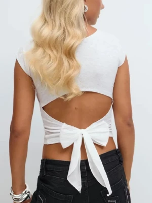 Grå croppad topp med rosett - Säljer en grå croppad topp med öppen rygg och stor rosett som knyts baktill. Pris kan absolut diskuteras❣️