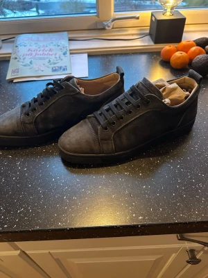 Christian Louboutin svarta sneakers mocka - Säljer mina loubs då dem ej passade, storlek 43, skcket är bra men mockan behövs borstas, 2500kr eller bud