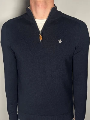 Morris halfzip  - Säljer en riktigt snygg och trendig Morris halfzip i 100% merinoull och i fint skick, storlek S, vid frågor är det bara att skriva //Gramenti