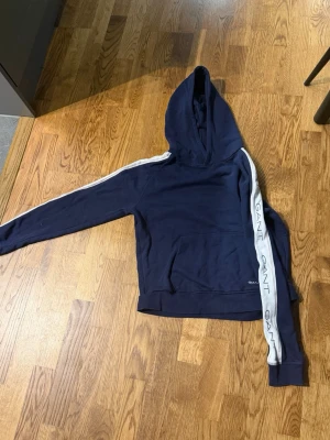 Mörkblå GANT-hoodie - Använd ett fåtal gånger