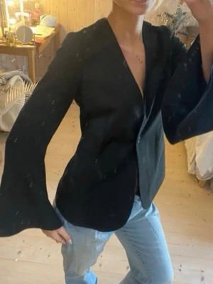 Figursydd kavaj med volang ärmar - SÅ snygg 